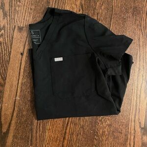 Figs top size medium